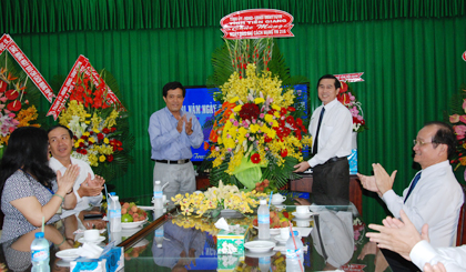 Ông Lê Văn Hưởng, Phó Bí thư Tỉnh ủy, Chủ tịch UBND tỉnh tặng hoa chúc mừng Đài PT-TH tỉnh