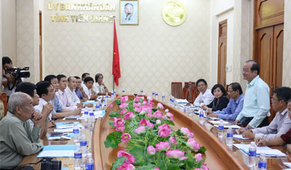 Ông Trần Thanh Đức trao đổi với Đoàn khảo sát tại buổi làm việc.