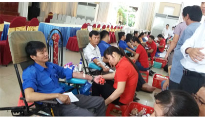 Tình nguyện viên tham gia hiến máu.