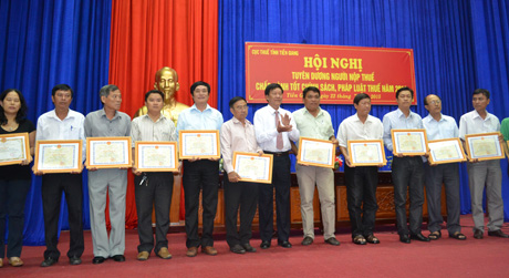 Tuyên dương tập thể, cá nhân chấp hành tốt chính sách thuế năm 2014.