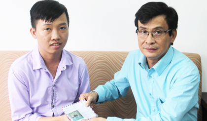 PGS.TS. Võ Ngọc Hà (Hiệu trưởng Trường Đại học Tiền Giang)  trao tiền của Bí thư Tỉnh ủy Nguyễn Văn Danh gửi tặng em Nghĩa.