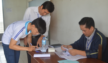 Thí sinh làm thủ tục dự thi.