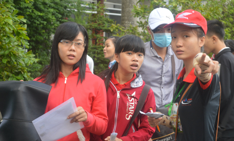 Hướng dẫn thí sinh vào các phòng thi.