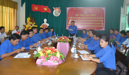 Anh Ngô Huỳnh Quang Thái, Phó Bí thư Tỉnh đoàn phát biểu tại hội nghị trực tuyến