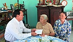 Phó Chủ tịch UBND tỉnh Lê Văn Nghĩa tặng quà gia đình chính sách