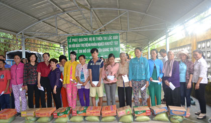 Hội Bảo trợ trao quà cho các hộ dân bị thiệt hại do lốc xoáy.