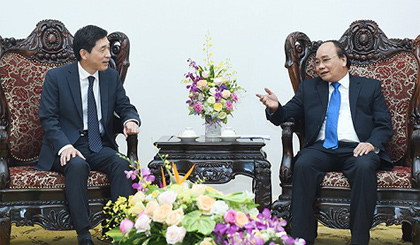 Thủ tướng Nguyễn Xuân Phúc tiếp Đại sứ Hàn Quốc Lee Hyuk. Ảnh: VGP/Quang Hiếu