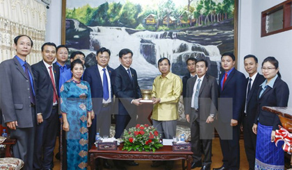 Bí thư Trung ương Đoàn Nguyễn Long Hải tặng quà Bí thư Tỉnh ủy, Tỉnh trưởng tỉnh Salavane Sysouvan Vongchomsy. Ảnh: Nguyễn Hồng Cường/TTXVN
