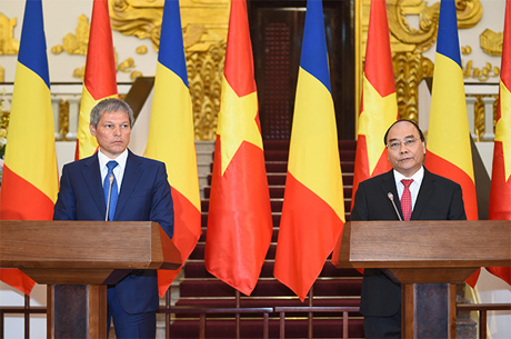 Thủ tướng Nguyễn Xuân Phúc và Thủ tướng Rumani Dacian Ciolos họp báo sau hội đàm. Ảnh: VGP/Quang Hiếu