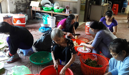 Mỗi sáng thứ bảy, bếp ăn từ thiện của chị Nghiệm lại “đỏ lửa”.
