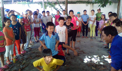Phường đoàn phường 5, TP. Mỹ Tho tổ chức sinh hoạt hè cho các em thiếu nhi trong phường.                                                                                                                        Ảnh: PHƯƠNG MAI