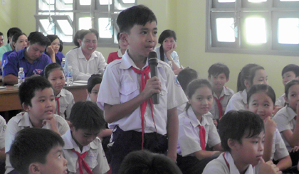 Thời gian qua, Huyện đoàn phối hợp với Phòng GD-ĐT huyện Cai Lậy  tăng cường công tác tuyên truyền, giáo dục ý thức chấp hành pháp luật về an toàn giao thông (ATGT) cho học sinh. 