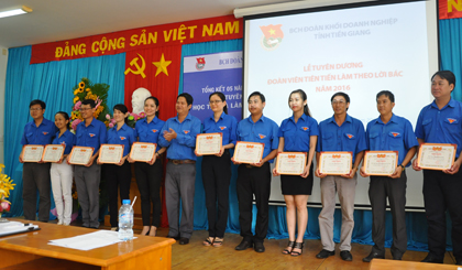 Tuyên dương thanh niên tiên tiến làm theo lời Bác.