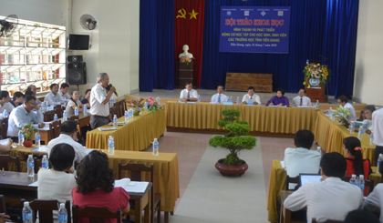 Tại buổi hội thảo.