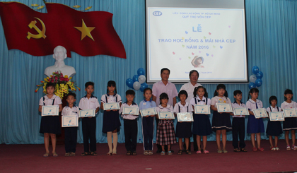 Ông Nguyễn Văn Vững, Phó Chủ tịch UBND TP. Mỹ Tho  cùng ông Nguyễn Huy Cận, Thành viên Hội đồng quản trị Quỹ trợ vốn CEP trao học bổng cho học sinh bậc tiểu học