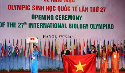 Đoàn Việt Nam trong lễ khai mạc IBO 2016. Ảnh: Báo Giáo dục và Thời đại
