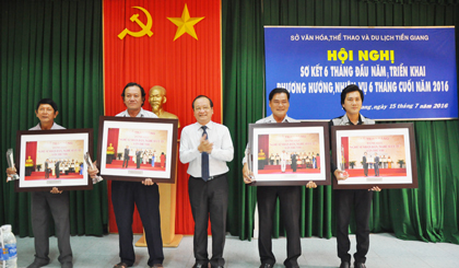 Ông Trần Thanh Đức, Phó Chủ tịch UBND tỉnh trao quà của Bộ Văn hóa,Thể thao và Du lịch cho 5 nghệ sĩ ưu tú.