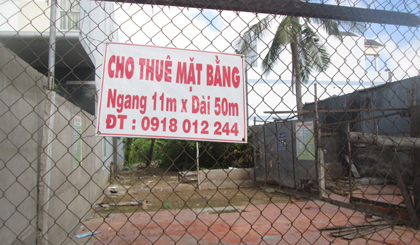Phần đất của ông Nam đang treo bảng cho thuê.
