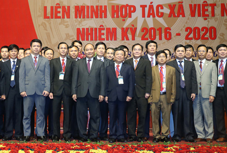  Thủ tướng Nguyễn Xuân Phúc chụp ảnh chung với Ban Chấp hành Liên minh HTX Việt Nam khóa V. Ảnh: VGP/Quang Hiếu