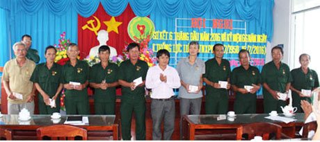 Được sự ủy nhiệm, ông Từ Quốc Thái, Phó Bí thư Huyện đoàn trao Kỷ niệm chương cho các cá nhân.