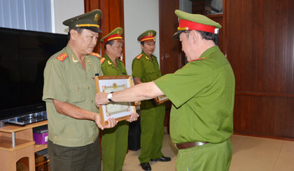 Thiếu tướng Nguyễn Phi Hùng, Phó Tổng cục trưởng Tổng cục Cảnh sát - Bộ Công an  trao Giấy khen cho Phòng CSHS, CA TX. Cai Lậy và Tổ đặc nhiệm về thành tích ngăn chặn băng nhóm sử dụng hung khí thanh toán nhau, góp phần giữ gìn TTATXH ở địa phương.