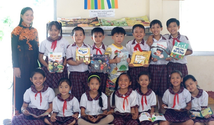  Cô Trần Thị Phương Giang hướng dẫn các em đọc sách.