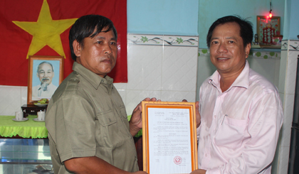 Ông Nguyễn Thành Hoặc,Trưởng Phòng Lao động – Thương binh và Xã hội Trao Quyết định cấp nhà cho ông Hứa Thanh Nhàn