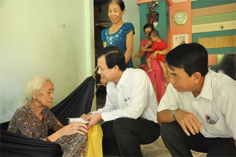 Phó Bí thư Thường trực Tỉnh ủy Lê Hồng Quang thăm, tặng quà Bà mẹ Việt Nam Anh hùng Trần Thị Ký, ấp Phước Thuận, xã Phước Thạnh, TP. Mỹ Tho. Ảnh: Phương Mai