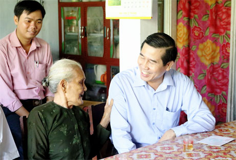 Ông Lê Văn Hưởng, Phó Bí thư Tỉnh ủy, Chủ tịch UBND tỉnh thăm, tặng quà bà Nguyễn Thị Bảy Đồn, là vợ liệt sĩ, ngụ xã Đông Hòa, huyện Châu Thành. Ảnh: Cao Thắng