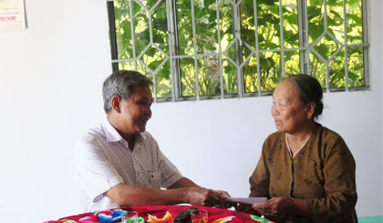 Ông Trần Long Thôn, Ủy viên Ban Thường vụ, Trưởng Ban Dân vận Tỉnh ủy thăm, tặng quà gia đình bà Nguyễn Thị Thoàn, ngụ xã Hưng Thạnh, huyện Tân Phước. Ảnh: Minh Toàn