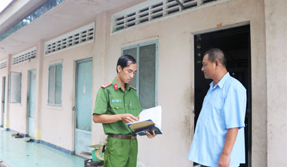Công an TT. Cái Bè kiểm tra sổ quản lý tạm trú tại một nhà trọ.