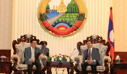 Phó Chủ tịch nước, Thường trực Ban Bí thư Đảng Nhân dân Cách mạng Lào Phankham Viphavan đón Phó Thủ tướng Phạm Bình Minh. Ảnh: Phạm Kiên/TTXVN