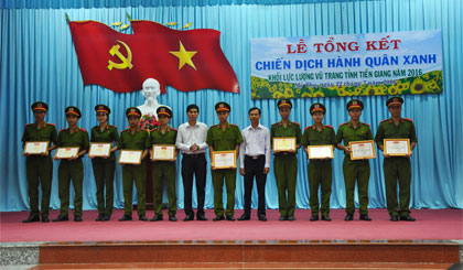 Khen thưởng các cá nhân tích cực tham gia chiến dịch.
