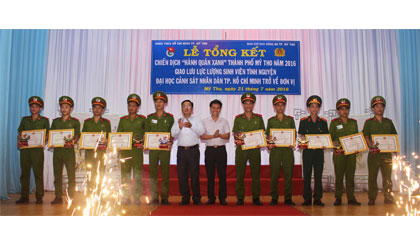 Ông Nguyễn Văn Hồng, Chủ tịch UBND TP. Mỹ Tho và anh Nguyễn Thành Luân, Ủy viên BCH Tỉnh đoàn trao Giấy khen cho các cá nhân.