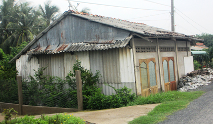 Nhà và vật kiến trúc trên đất của ông Hoàng (ảnh bên trái) và 