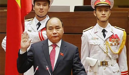 Ông Nguyễn Xuân Phúc sinh năm 1954, quê Quảng Nam, cử nhân kinh tế.  Ông Nguyễn Xuân Phúc từng đảm nhiệm các chức vụ: Uỷ viên thường vụ Tỉnh uỷ, Phó Chủ tịch UBND tỉnh Quảng Nam, Phó Bí thư Tỉnh uỷ, Chủ tịch UBND tỉnh Quảng Nam; Phó Tổng Thanh tra Chính phủ, Phó Chủ nhiệm thường trực, Bộ trưởng - Chủ nhiệm Văn phòng Chính phủ, Phó Bí thư Ban cán sự Đảng Chính phủ, Phó Thủ tướng Chính phủ nhiệm kỳ 2011-2016; được bầu làm Thủ tướng Chính phủ nhiệm kỳ 2011-2016 tại kỳ họp thứ 11 Quốc hội khoá XIII.  Uỷ viên Trung ương Đảng khoá X, XI, XII, Uỷ viên Bộ Chính trị khoá XI, XII, Đại biểu Quốc hội khoá XI, XIII, XIV.