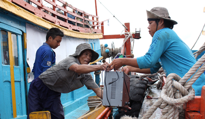 2 cha con anh Nguyễn Văn Toàn ước mơ có 1 chiếc tàu để tự làm chủ.