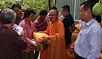 Chùa Lương Viên tặng quà cho hộ nghèo