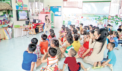 Giờ học của bé tại lớp có sử dụng hình ảnh để minh họa.