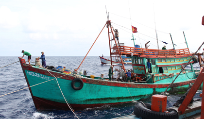 Lá cờ đỏ sao vàng tung bay trong gió như lời khẳng định vững chắc  chủ quyền biển, đảo quê hương.