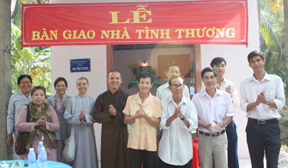 Bàn giao nhà tình thương cho gia đình ông Tăng Văn Vũ, xã Bình Ninh.