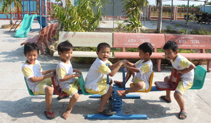 Đầu tư trang thiết bị vui chơi cho trẻ mầm non.