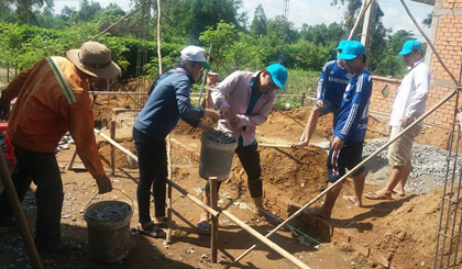 SVTN giúp dân xây nhà cho chú Trần Văn Lực, ấp Phú Hữu, xã Tân Phú.