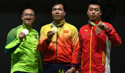 Xạ thủ Hoàng Xuân Vinh (giữa) và xạ thủ Felipe We (trái) cùng xạ thủ Pang Wei của đoàn Trung Quốc. (Nguồn: AFP)