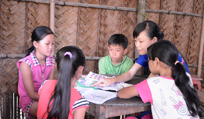 Cô giáo tình nguyện trẻ bên lớp học tại nhà dân. Ảnh: Minh Trực