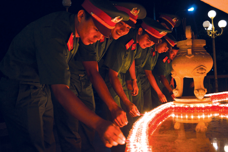 TNTN đơn vị Công an tỉnh “Thắp nến tri ân” các Anh hùng Liệt sĩ.