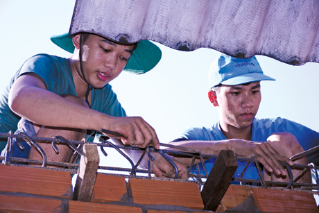 Thi công nhà tình nghĩa tại xã Tân Thạnh, huyện Tân Phú Đông.