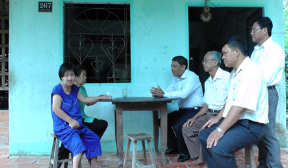 Ông Lý Văn Cẩm, Phó Chủ tịch UBND huyện Cai Lậy (ngồi sát tường) và đại diện Hội Nạn nhân chất độc da cam/Dioxin Cai Lậy thăm, tặng quà nạn nhân chất độc da cam/dioxin ở xã Cẩm Sơn.