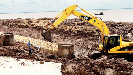 Hiện nay, tỉnh đang tiếp tục cho triển khai thi công công trình bảo vệ đê ở những nơi nguy cơ xói lở cao.