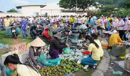 Mua bán tấp nập trước cổng công ty trong KCN Tân Hương vào giờ tan ca chiều.